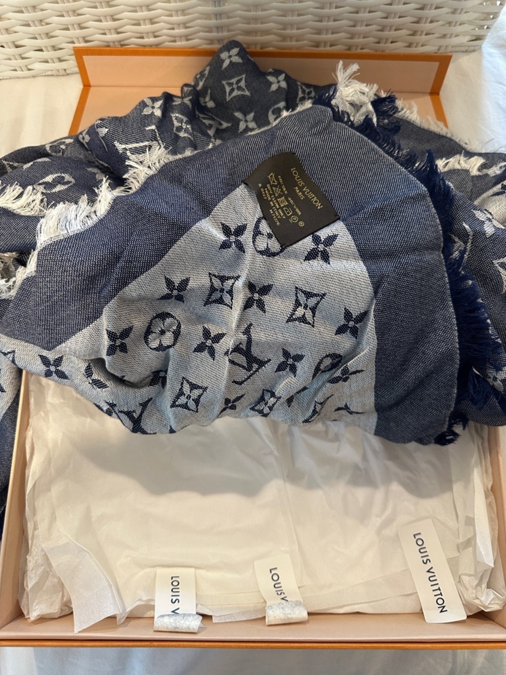 Louis Vuitton Authentic Scarf Denim Color 100% authentic - Picture 6 of 6